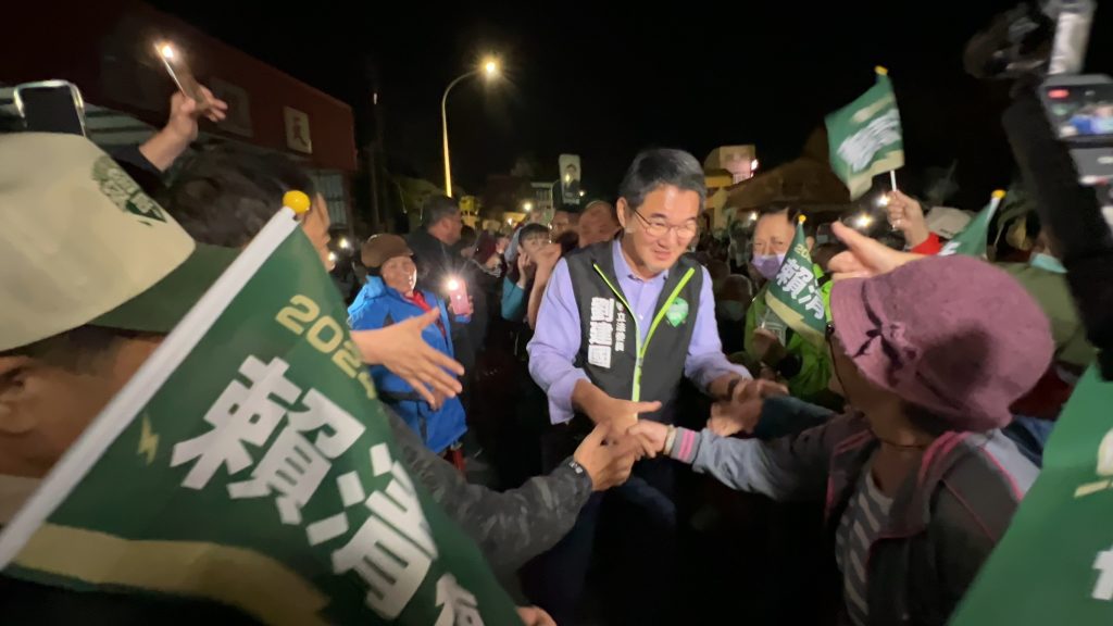 劉建國入場受到鄉親們熱情支持。(記者林金聖翻攝)