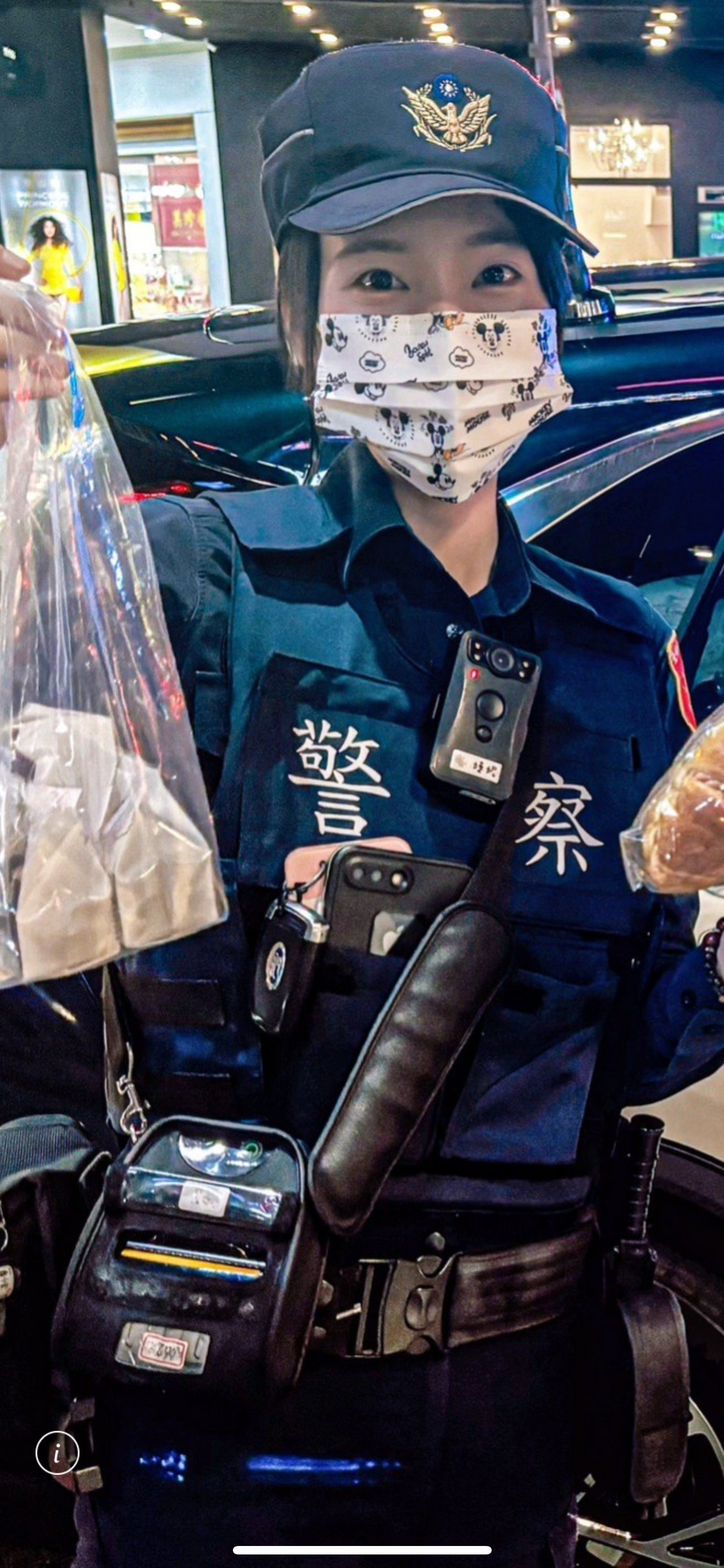 公益派出所的巡邏警員馮婕妮因濃濃的拉麵香味而看的遺忘的單眼相機。（圖/記者謝榮浤翻攝）