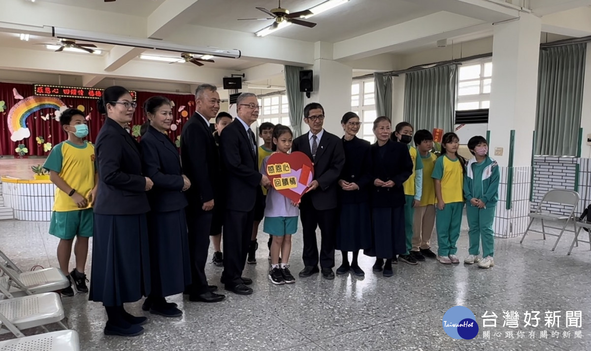 福德國小學生公益捐贈予慈濟基金會歡懷社會。圖／記者鄧富珍翻攝