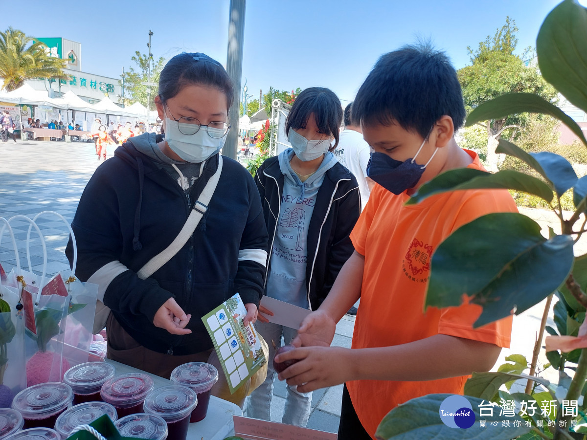 學生設攤闖關讓遊客認識永靖鄉果苗。圖/記者鄧富珍翻攝