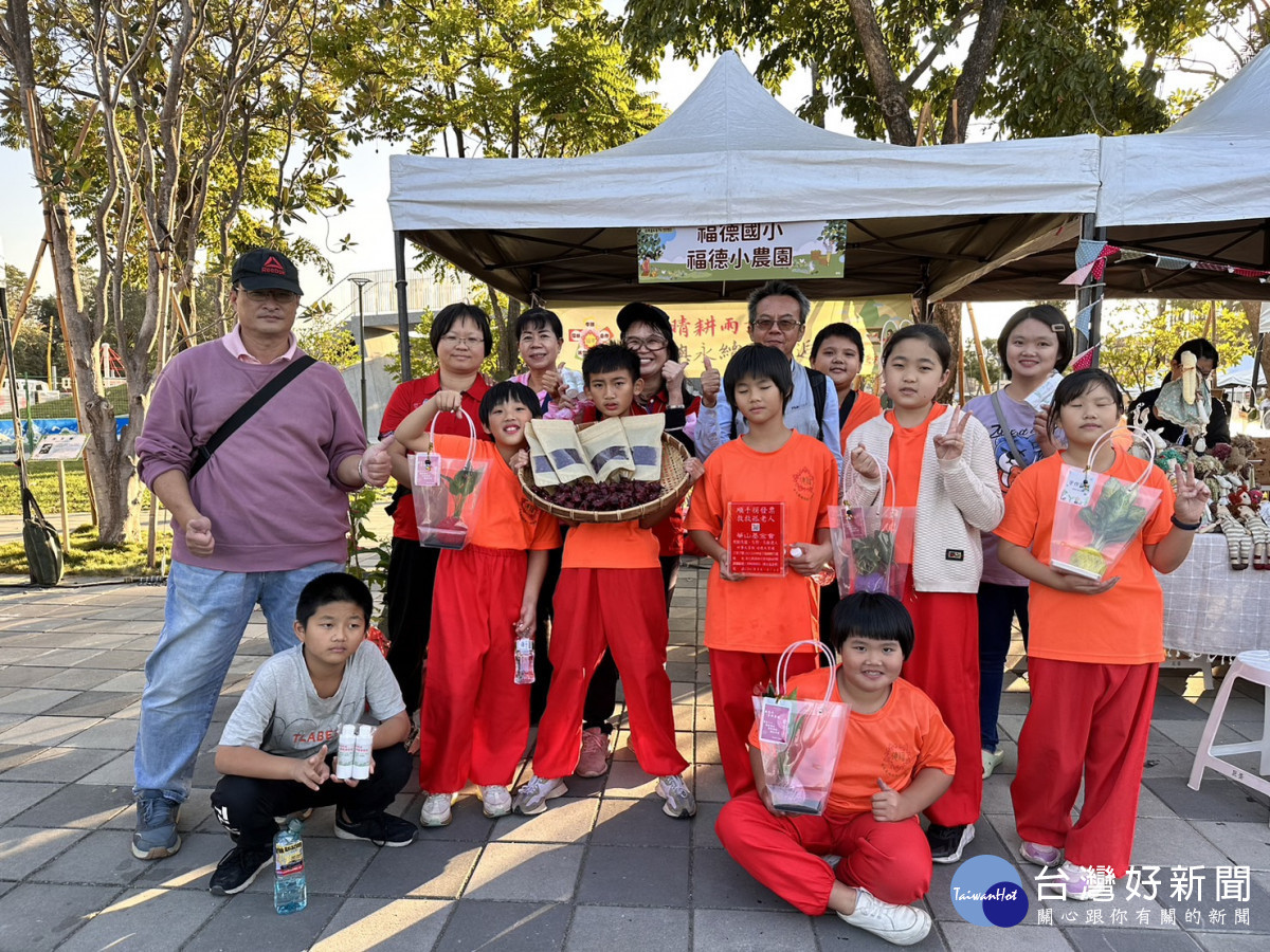 跳鼓陣學生於食農教育嘉年華展攤。圖/記者鄧富珍翻攝