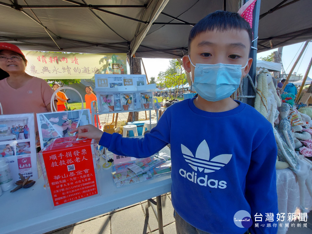 展攤會長教育結合公益學生關懷弱勢不必等我長大。圖/記者鄧富珍翻攝