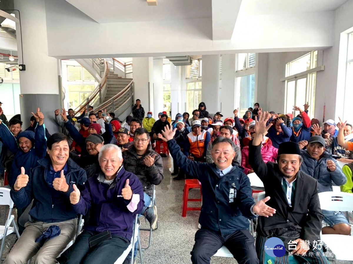 勞工處黃錦源處長,新竹市漁會總幹事童錦杰,回教長老曼順與漁工。