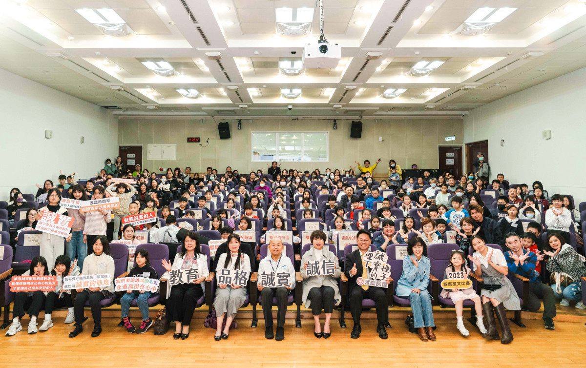 永慶房屋誠實徵文比賽新北市區賽頒獎典禮，新北市政府副秘書長龔雅雯(第一排右5)、新北市教育局副局長歐人豪(第一排左5)，與永慶房屋副總經理黃俊傑(第一排右4)共同出席。