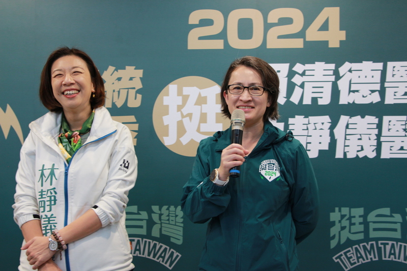 蕭美琴(右)4日到台中陪同黨籍立委參選人林靜儀(左)掃街拜票時表示,從來沒有放棄過中華民國國籍,美國籍在2002年就已放棄,相關證明都有。 中央社