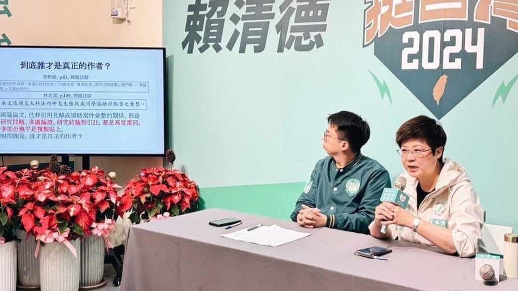 林志潔(右)的教授升等參考著作,遭控有複製貼上學生碩士論文情形,林志潔4日駁斥烏龍爆料。林志潔提供