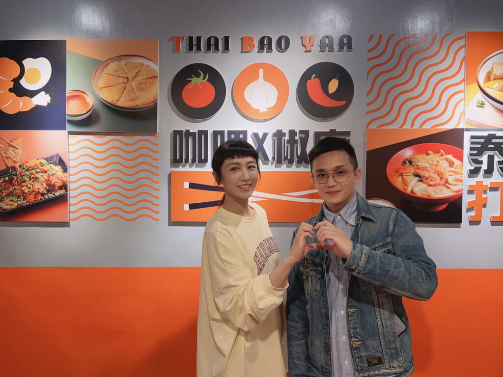 蔡允潔跟泰飽爺老闆曾霽偉一起為慈善出力，未來展店到大台北地區，也繼續發揮愛心。（圖ShaShin 提供）
