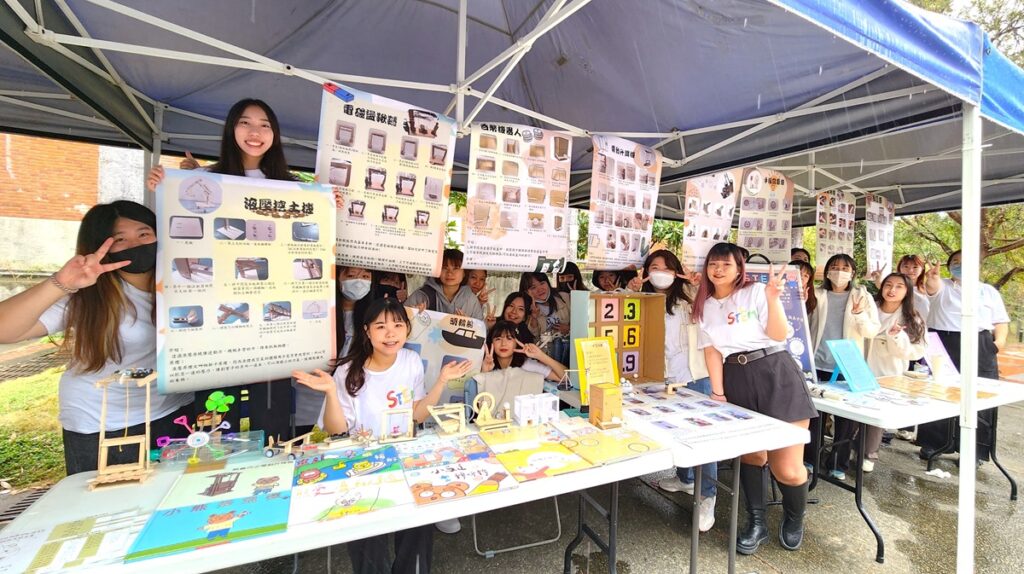 【STEM-幼來玩科學】組學生在其靜態攤位分享其畢業專題成果。（圖/陳惠玲攝影）
