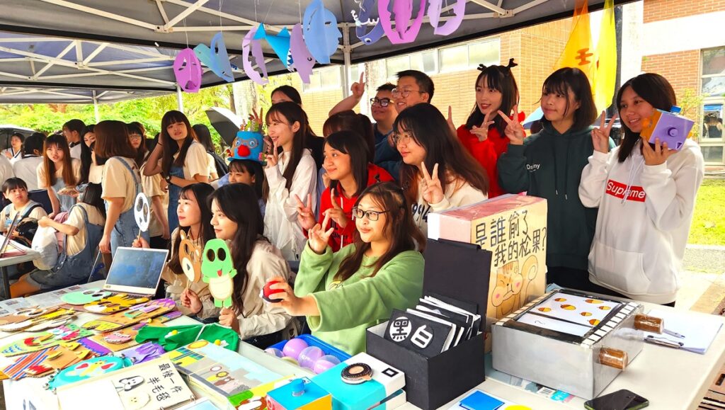 【劇在一起玩˙遊˙戲】組學生分享其畢業專題成果。（圖/陳惠玲攝影）