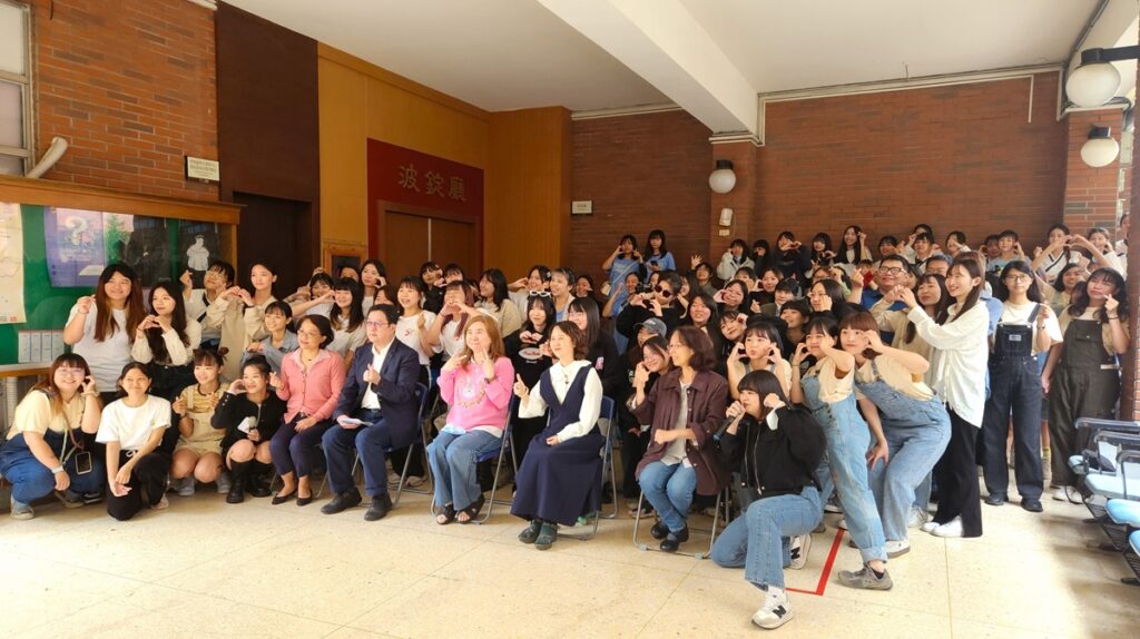 朝陽科大幼保系第27屆畢業成果發表會登場！開幕式師生大合影。（圖/陳惠玲攝影）