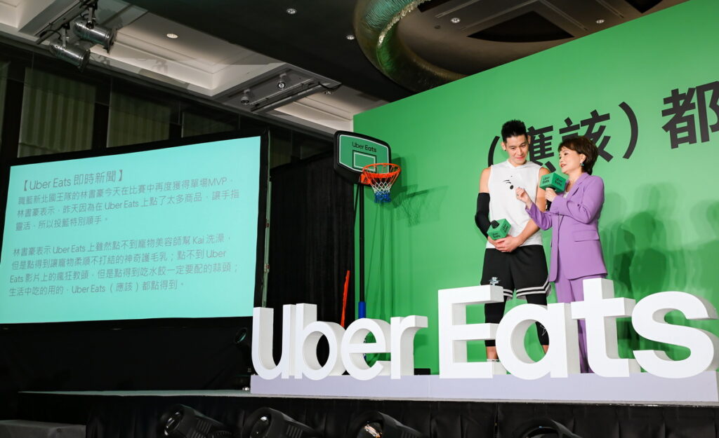 金鐘主播沈春華於 Uber Eats 「(應該)都點得到」品牌發表記者會中,向現職新北國王隊職業球星林書豪展現新聞播報的功力。(Uber Eats 提供)