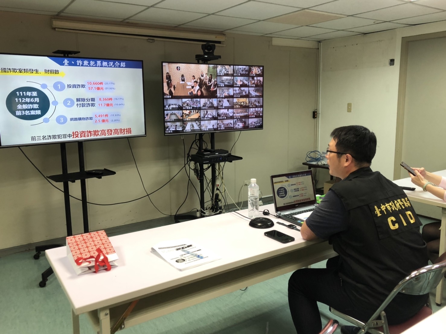 ▲圖說:中市刑大警官與台中商銀合作,全國網路視訊傳授攔阻密技 (圖/台中市政府提供)