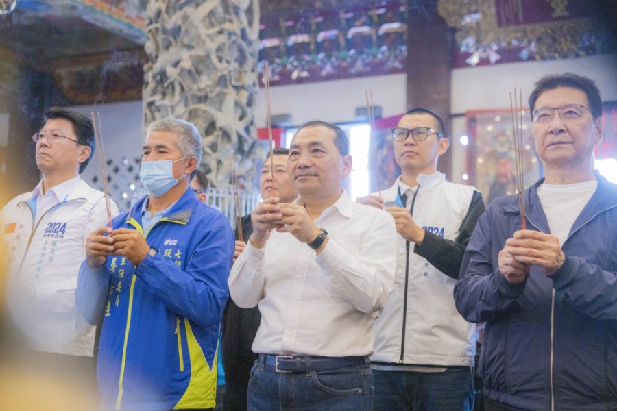 偕趙少康赴七股關心光電 侯友宜:賴清德把台南當選票提款機 218 侯友宜、趙少康與謝龍介4日前往台南七股龍山宮參拜