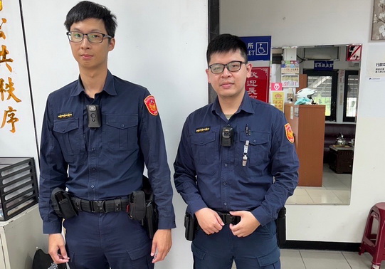 蔡瑋信(左)和王崇信(右)兩名員警平時相當熱心,執勤時主動協助因愛車故障受困的莊姓婦人脫困。(圖/警士林分局提供)