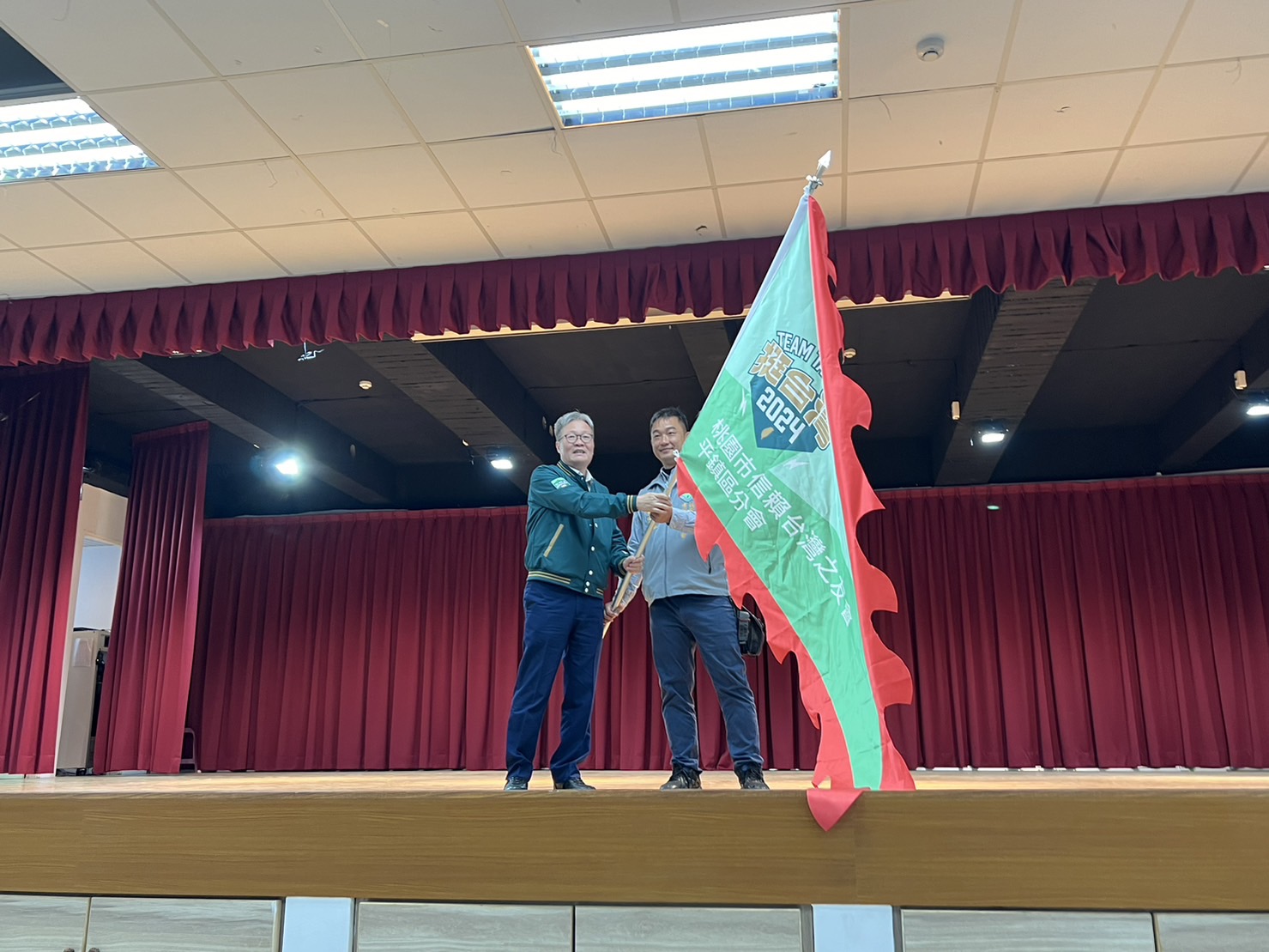 信賴台灣之友會總會秘書長陳金德授旗分會長黃志杰。(圖/桃園市信賴台灣之友會提供)