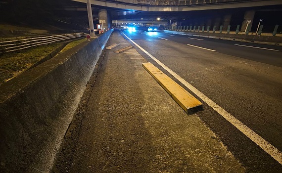 國道1號新竹段「H型鋼梁」散落車道 釀43部車爆胎毀損