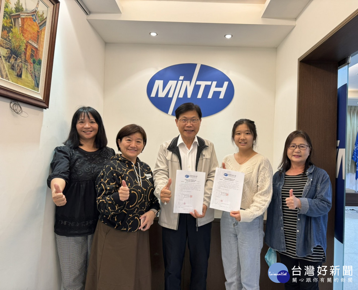 校務顧問李右婷(左二)推動赴日實習機會。