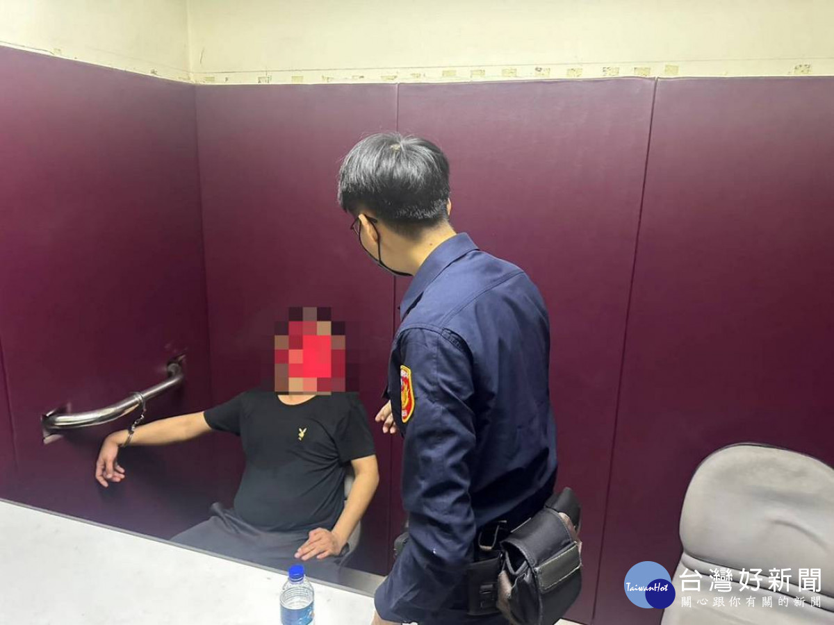 集集分局長劉千祥聞訊基層員警因公受傷情形後,立即前往關心慰問員警身體狀況。