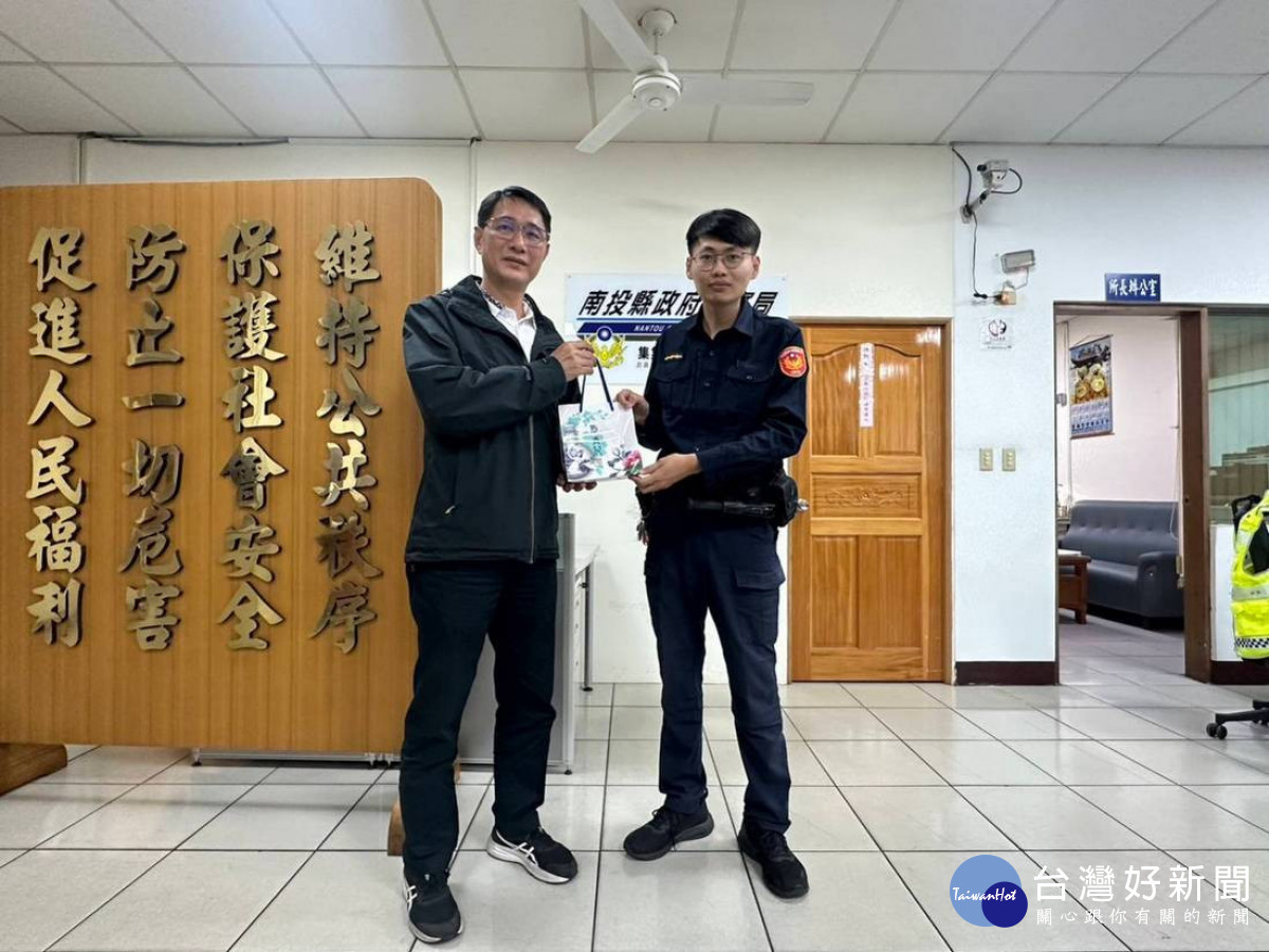 分局長劉千祥關心慰問員警身體受傷狀況。<br /><br /> <br /><br /> 