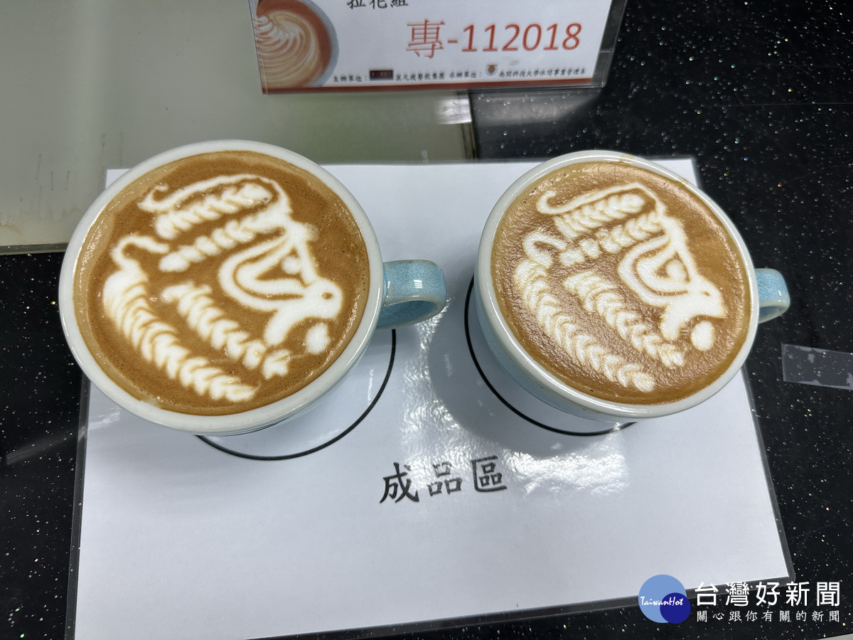 拉花選手各見創意,景文科大蘇楷翔拉出孫悟空圖樣。(記者扶小萍攝)