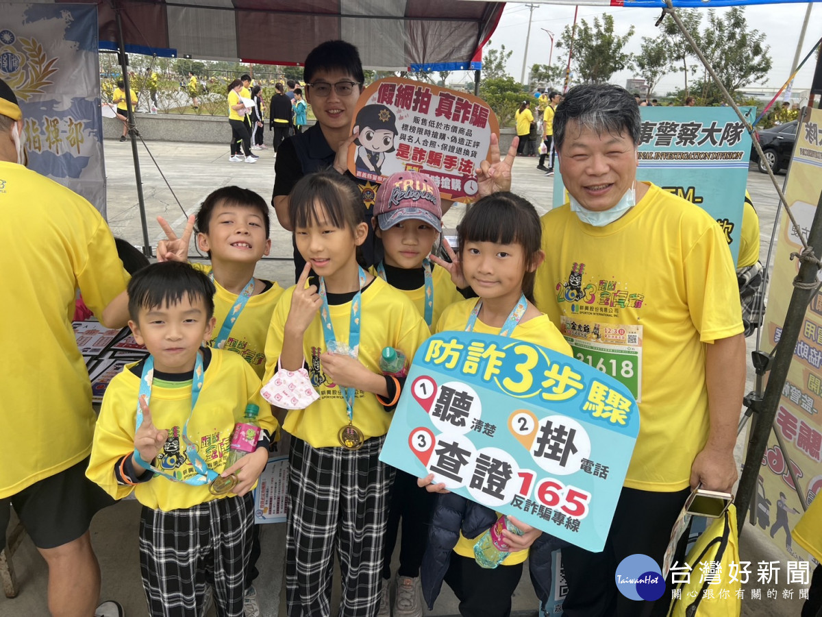 「民雄打詐隊」在路跑賽現場實施犯罪預防宣導／警方提供