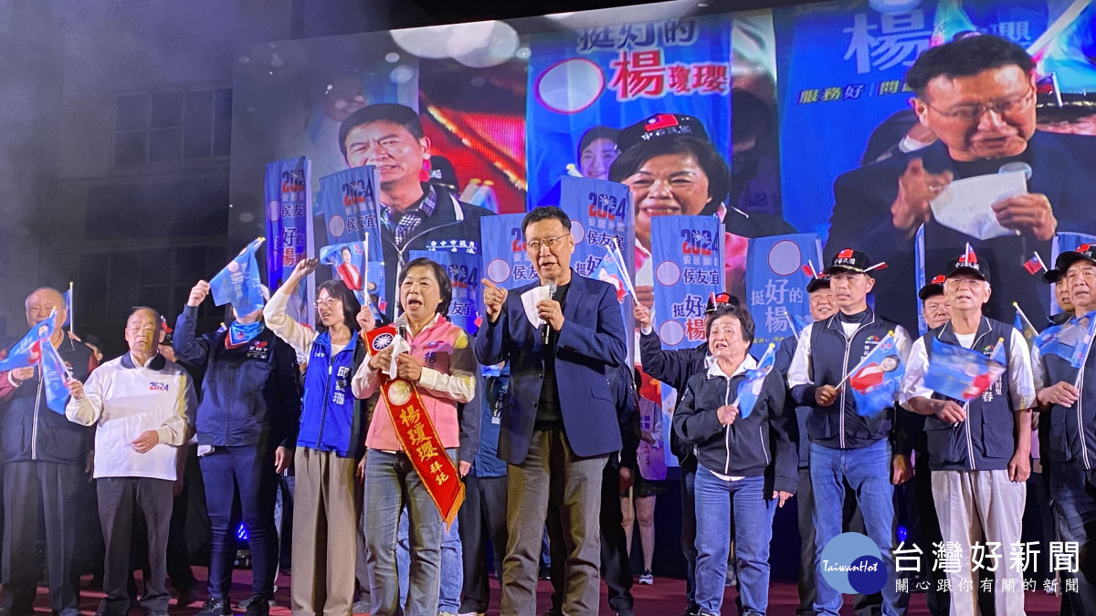 趙少康、楊瓊瓔合唱《恰似你的溫柔》一曲，帶動現場氣氛。