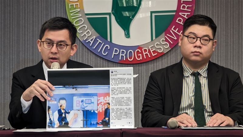 民進黨發言人、新北市議員卓冠廷及律師許渝澤召開記者會。民進黨提供