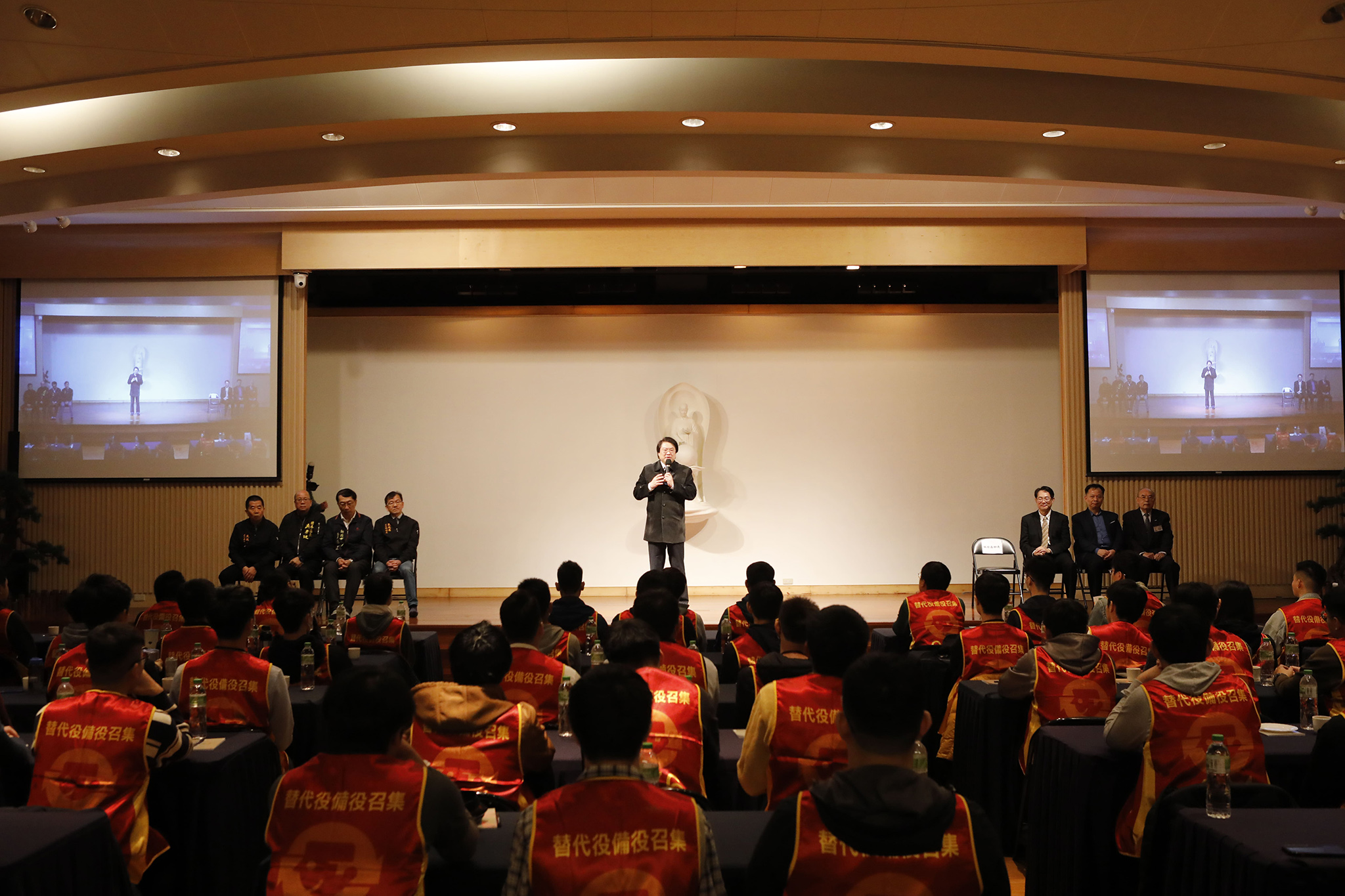 內政部長林右昌表示:感謝新北市政府團隊及慈濟師兄師姊的協助,讓回訓課程圓滿成功,各位經過三天學習所取得的證照,除了自救也能救人,EMT–I的證照在企業界也是受到認證及歡迎的。