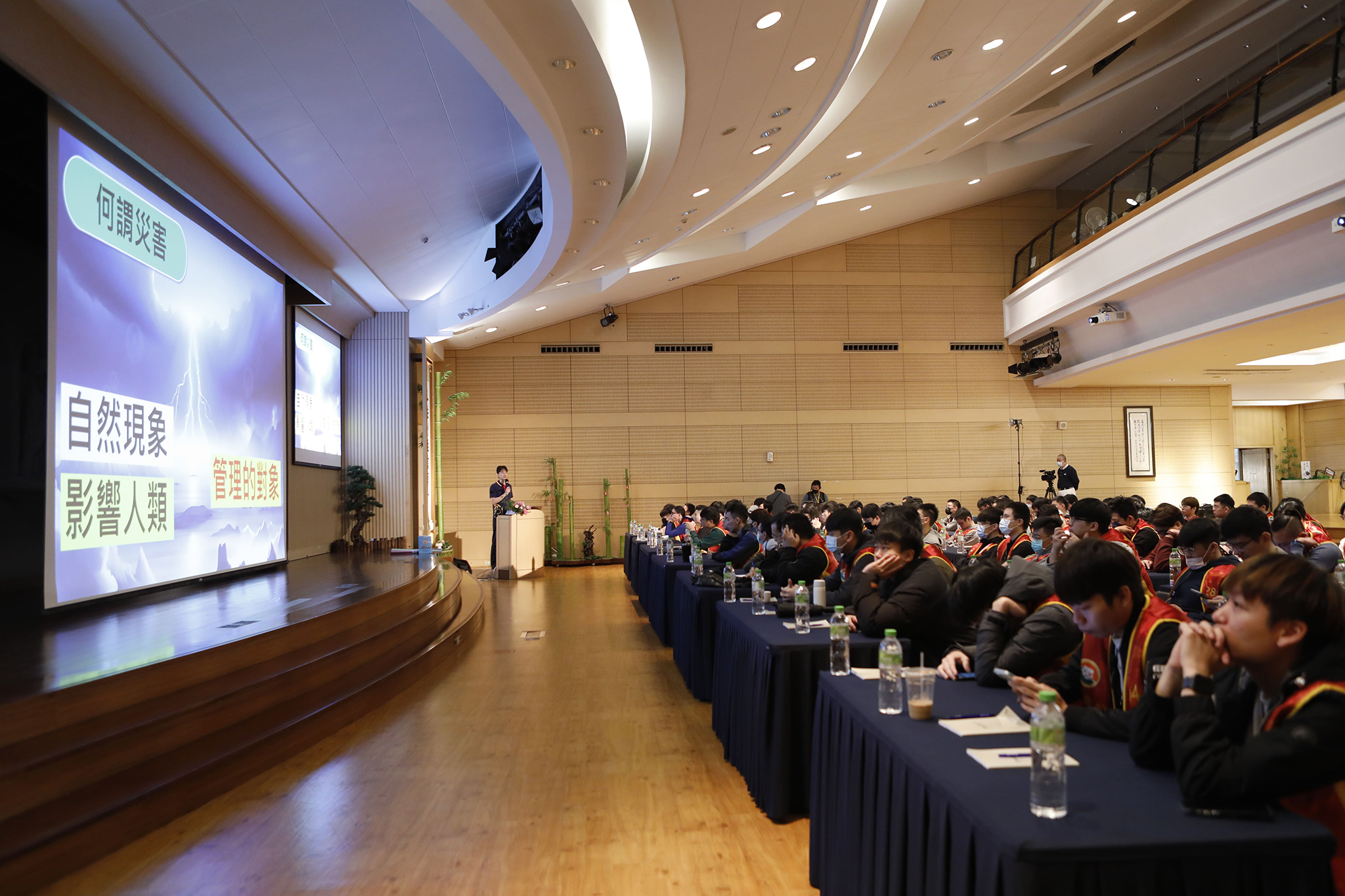 連續三天新北市民政局舉辦替代役備役役男演訓召集,107位學員在板橋園區集訓,慈濟協助場地志工全力配合,期望受訓役男在三天的課程能夠安心精進學習。