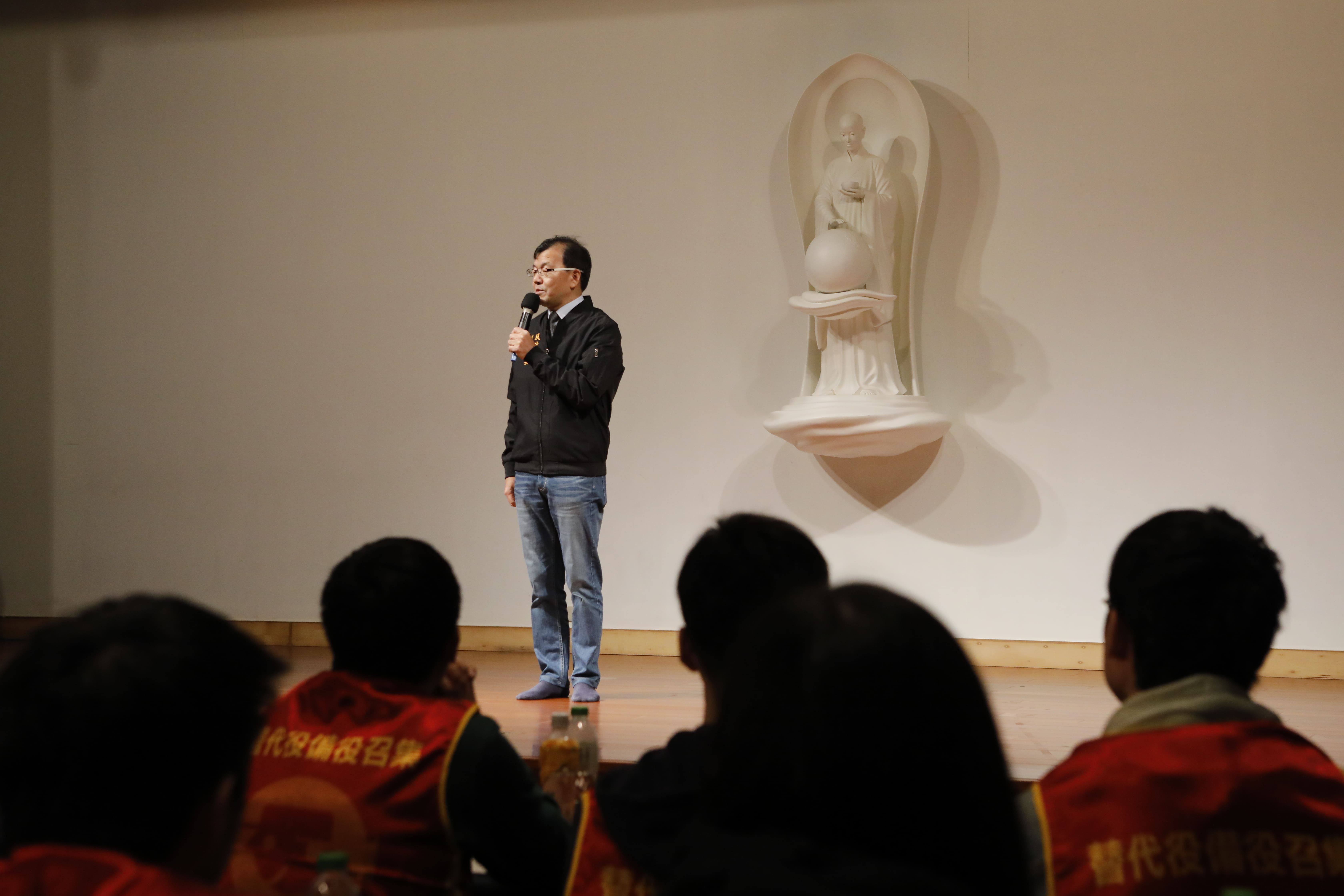 新北市民政林耀長局長上台感謝中央部會的支持,及慈濟的全力護持成就今天的大會,災難救治的技能備而不用
