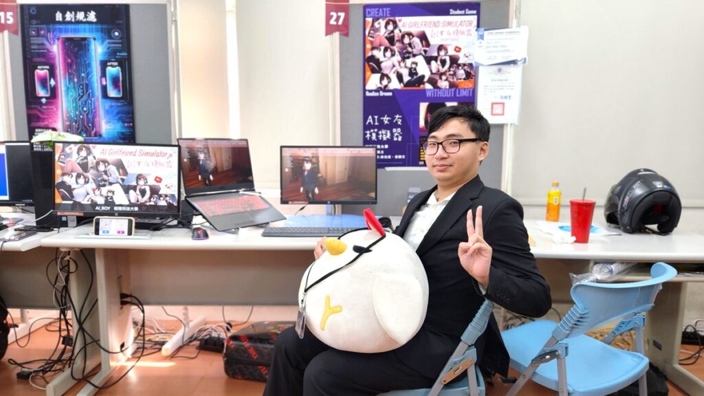 資管系學生王凱立分享畢業作品「AI女友模擬器」。(圖/陳惠玲攝影)