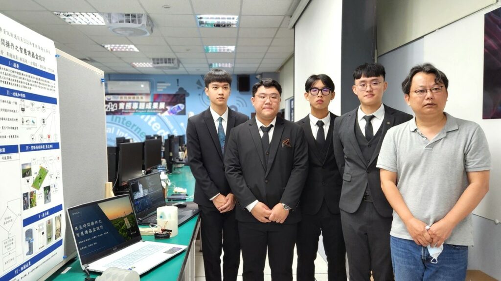 「具長時間操作之智慧誘蟲盒設計」指導老師林進發與專題組員團隊合影。(圖/陳惠玲攝影)