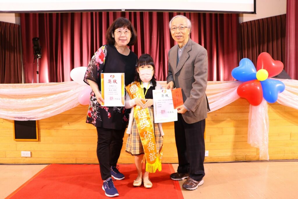 徐喬歆獲陽光獎學金 由陽光楊瑞永董事長及彭淑華董事頒獎表揚