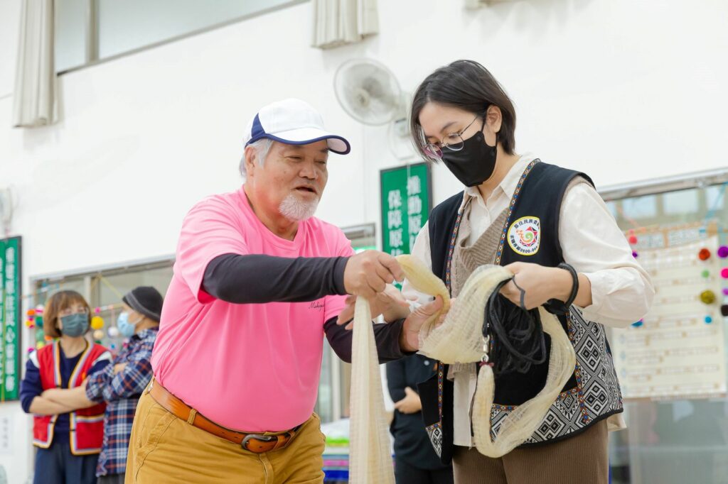 田伯伯熱心的指導原民會派駐桃園市就服員撒魚網的技巧。(伊甸基金會提供)_