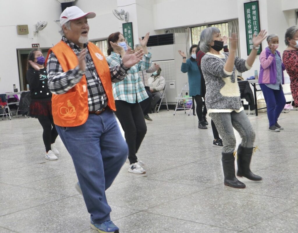 在伊甸的課程安排下,田伯伯每天與長輩們唱古調、跳健康操,生活充滿活力。(伊甸基金會提供)_