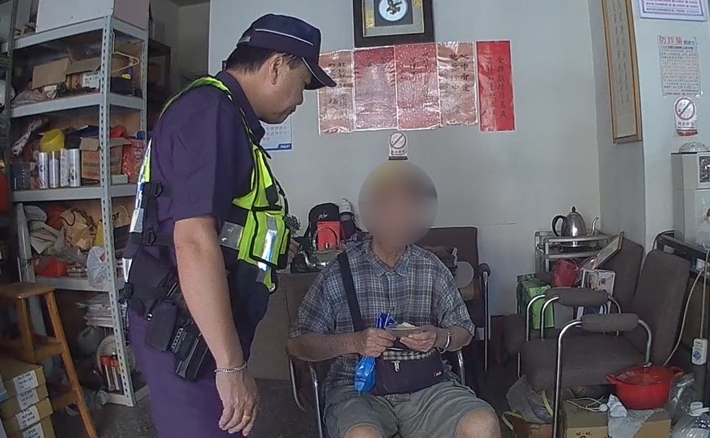 ▲圖說：爺爺散步迷途，熱心民眾察覺有異找來警方協助              （圖／台中市政府提供）
