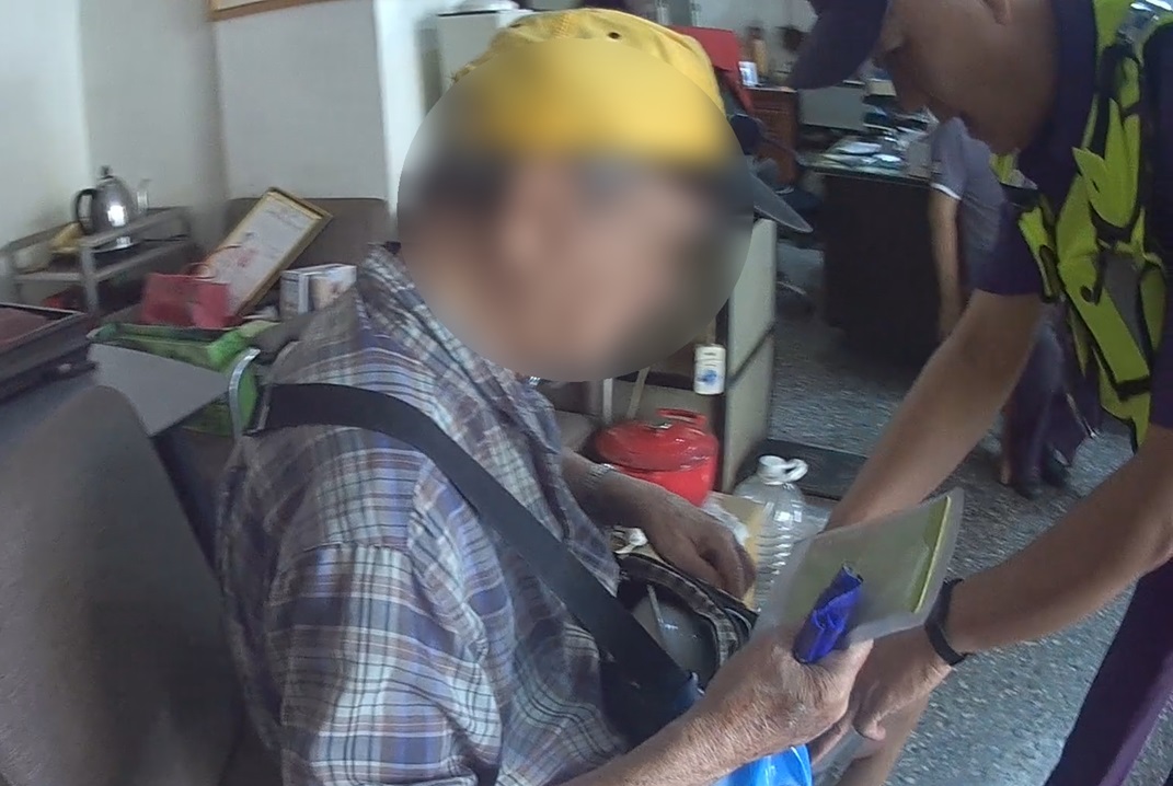 ▲圖說：警方在爺爺隨身包裡找到證件，意外發現裏頭還有一個環保碗 （圖／台中市政府提供）