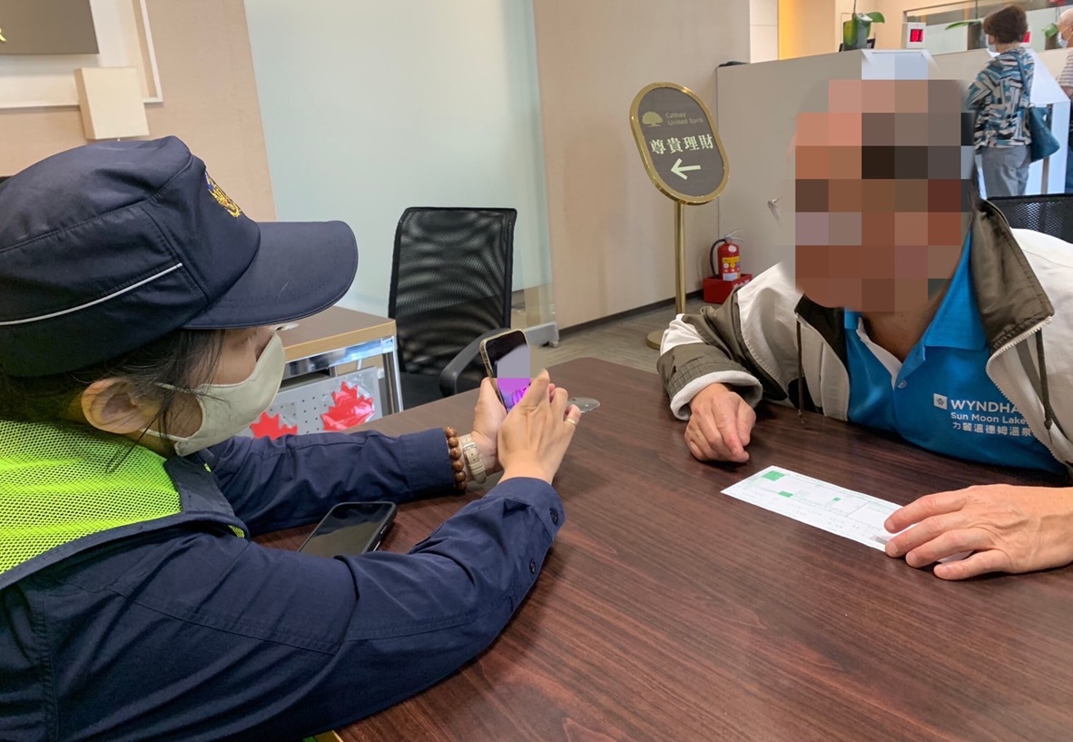 ▲圖說:洪男欲匯款7萬元資助女網友「醫藥費」,員警獲報趕往攔阻 (圖/台中市政府提供)