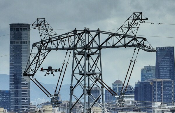 南方電網深圳供電局利用大型多功能無人機對重要線路進行巡視。（南方電網供圖）