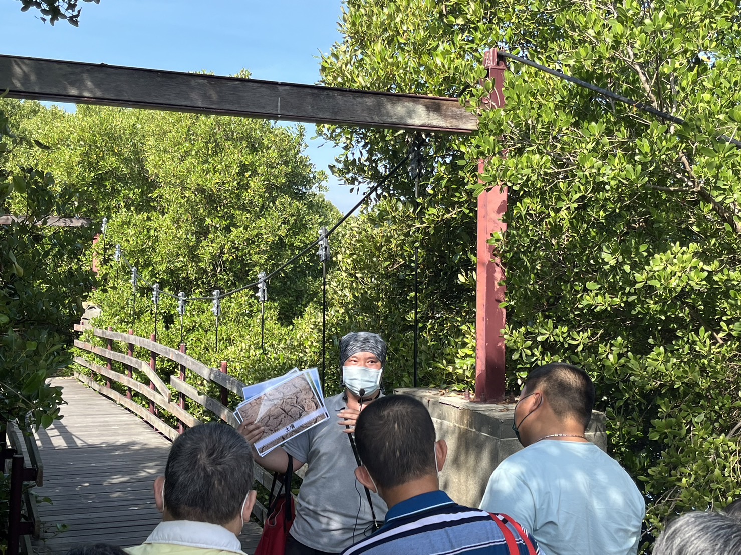 ▲環教講師向學員介紹濕地保育的功能。(記者 陳維鈞 翻攝)