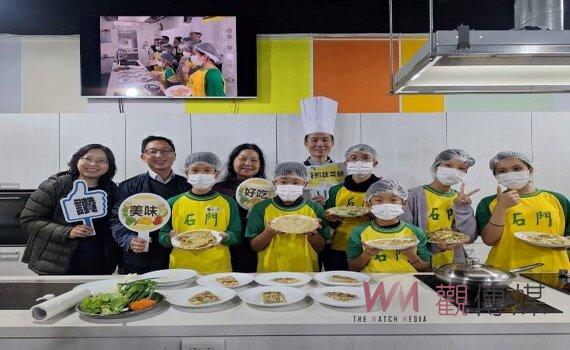 石門國小視察食農教育 桃園教育局長化身大廚香煎蔬菜餅展廚藝