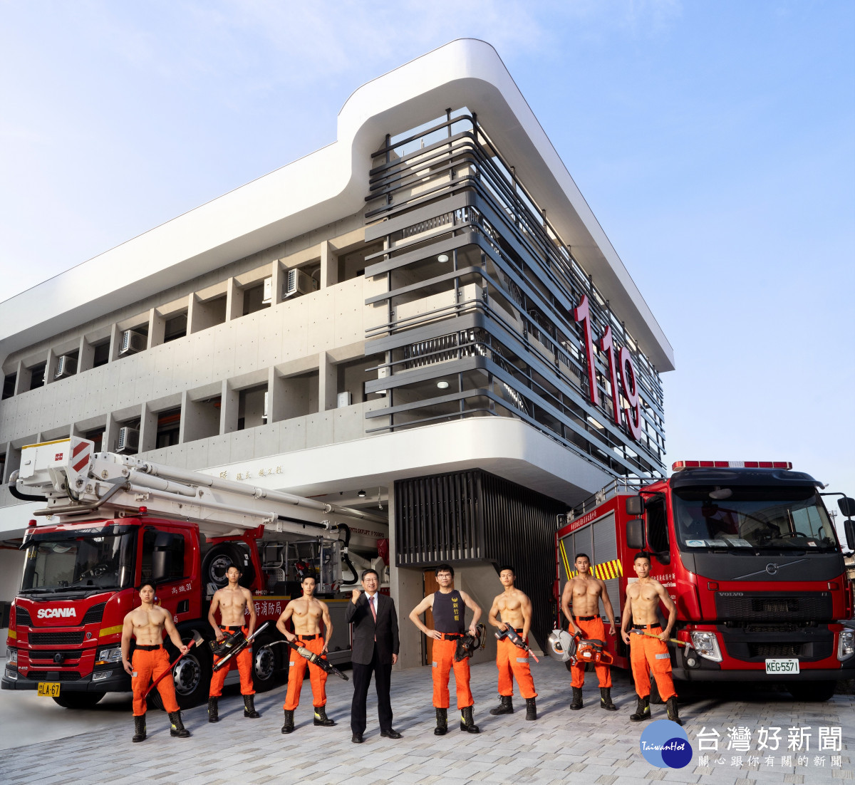 楊文科縣長與陳中振局長及幾位主角，於高鐵分隊拍攝封面。