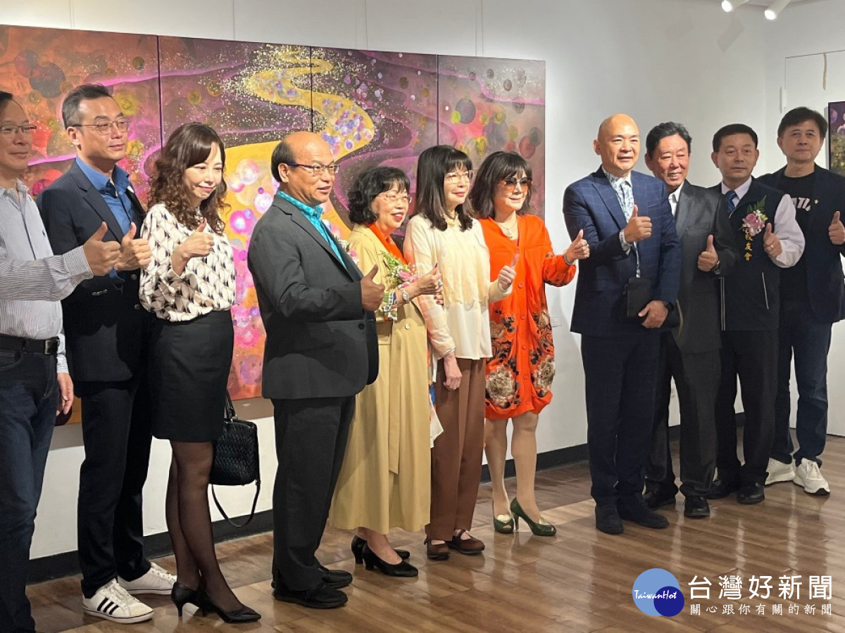 「總裁畫家」江屘菊(左五)、嶺東中學董事長蔡寶倫(右六)與校友會陳永豐理事長(左四)等嘉賓於銀河球系列作品前合影。(圖/嶺東科技大學)