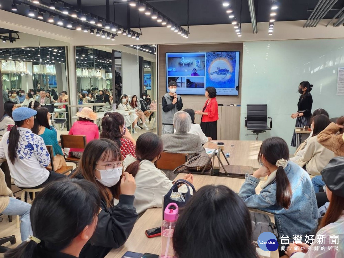 江總裁創作歷程講座並與現場同學熱絡互動。(圖/嶺東科技大學)