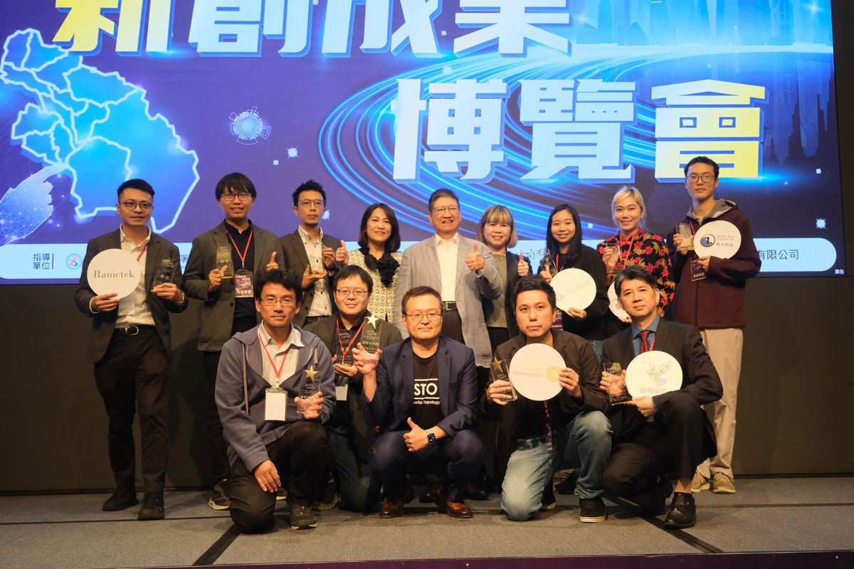 11家優秀新創輪番上台展示與7大企業的共創結果。