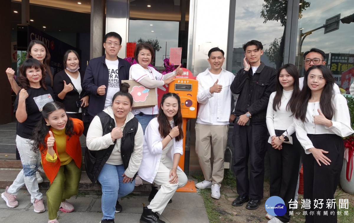 嘉義市國民黨徵召立委候選人張秀華在競選總部前設立「幸福郵筒」，歡迎市民朋友透過明信片投遞建議與表達意見／陳致愷翻攝