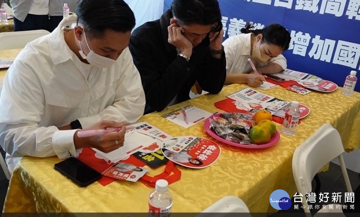 與會的年輕代表將意見寫在明信片上/陳致愷翻攝