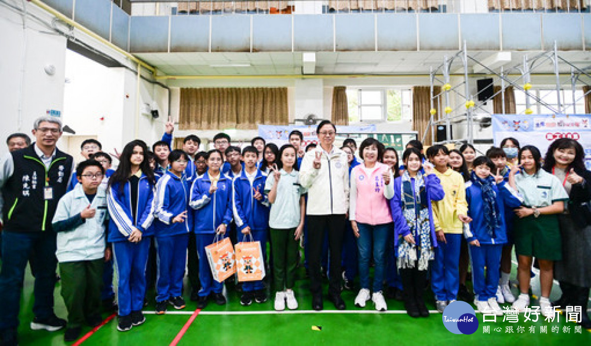 張市長與石門國中師生合照。<br /><br /> 