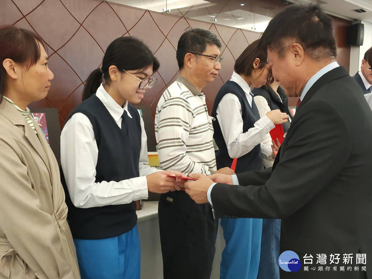 彰商校友會施楠烑理事長致贈校友會獎勵紅包。圖/記者鄧富珍攝