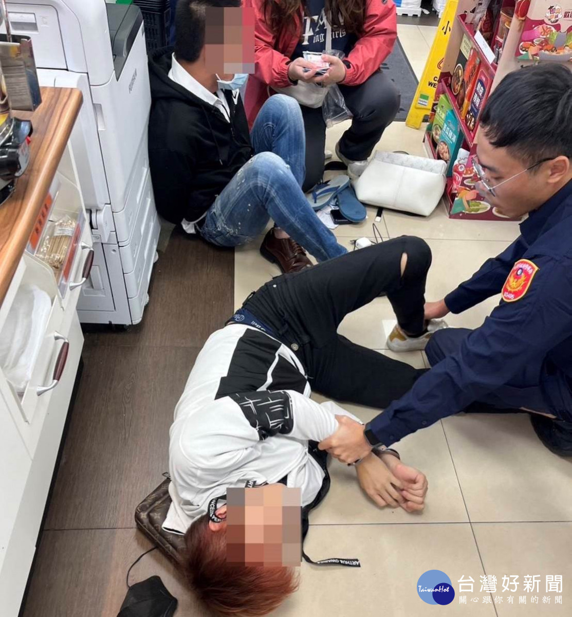 車手被識破想反抗，警立刻壓制逮捕不手軟。